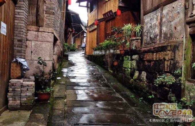 女孩坐缆车被挂空中 路过游客扔掉雪橇冲去救人